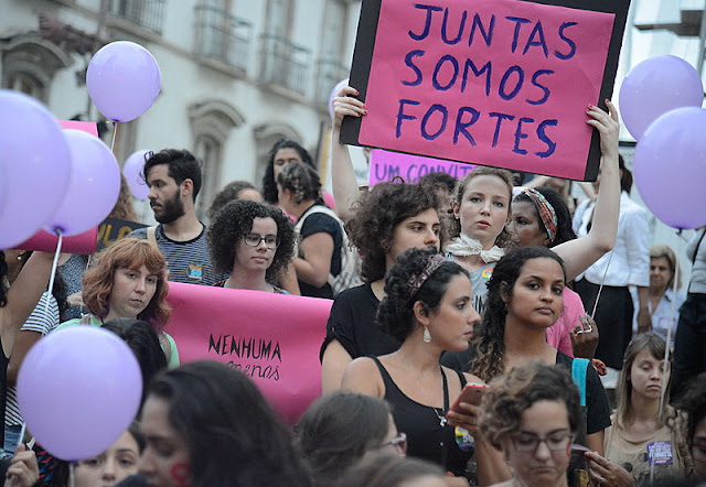 Rio de Janeiro - Mulheres fazem caminhada em solidariedade à série de manifestações feministas na América Latina, onde estão países com alta taxa de feminicídio, segundo a ONU (Fernando Frazão/Agência Brasil)  